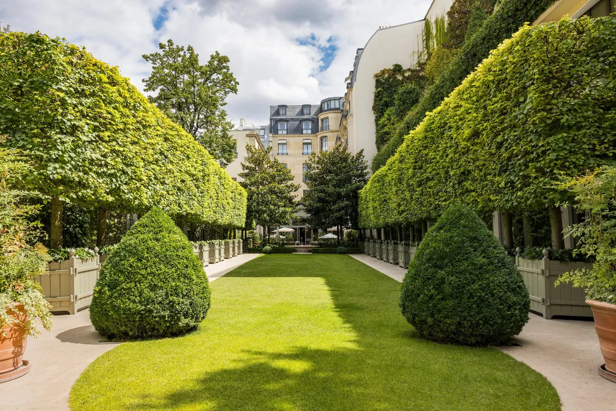 Ritz Paris wedding garden lawn and topiary in the Grand Jardin