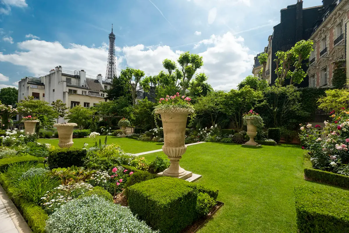 Shangri-La Paris wedding garden with the Eiffel Tower beyond