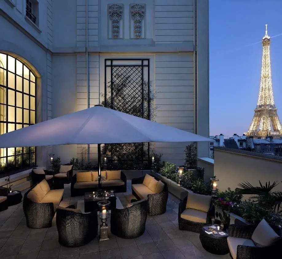 Shangri-La Paris wedding drinks on the Eiffel Terrace at dusk