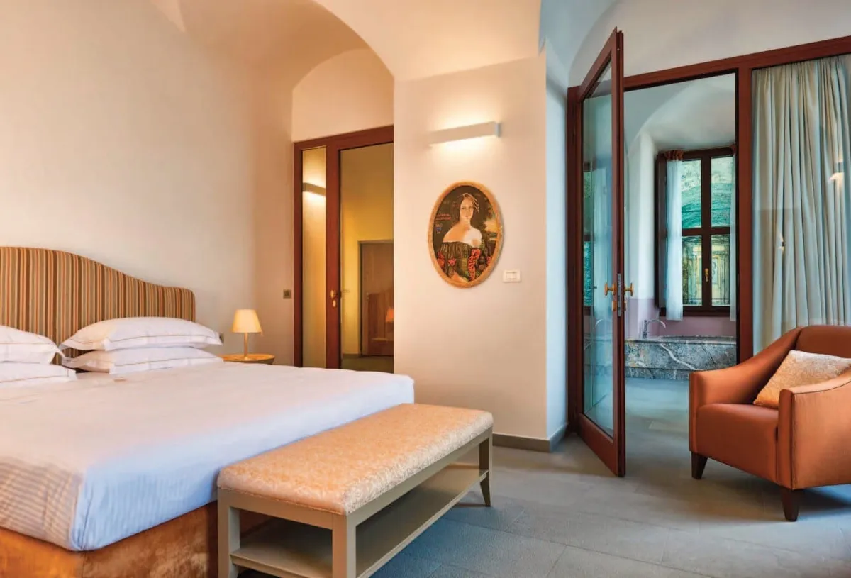 villa pliniana wedding rooms