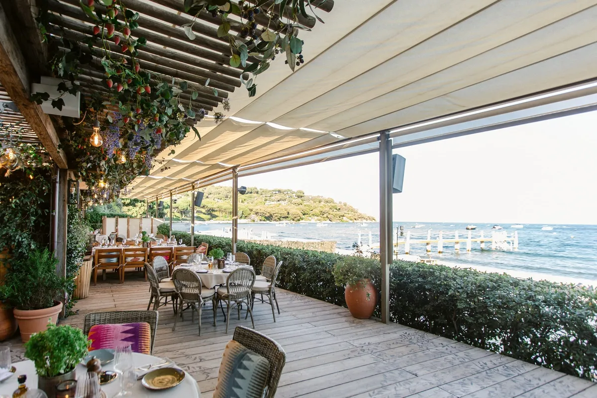 Beach wedding dinner in Saint-Tropez