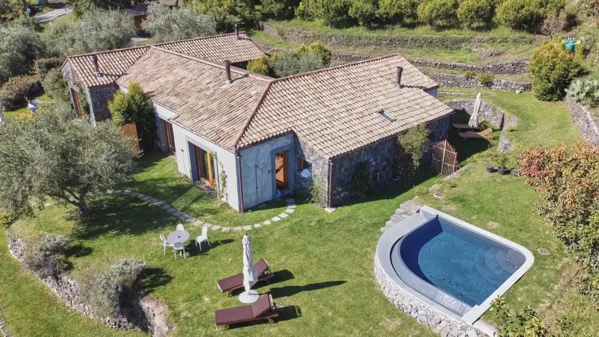 monaci delle terre nere villas