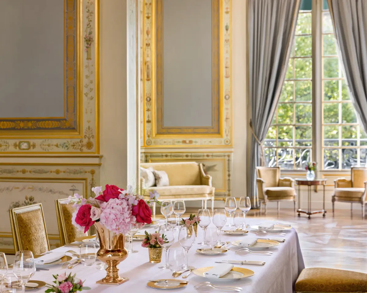 Shangri-La Paris wedding table setting in the Salon de Famille