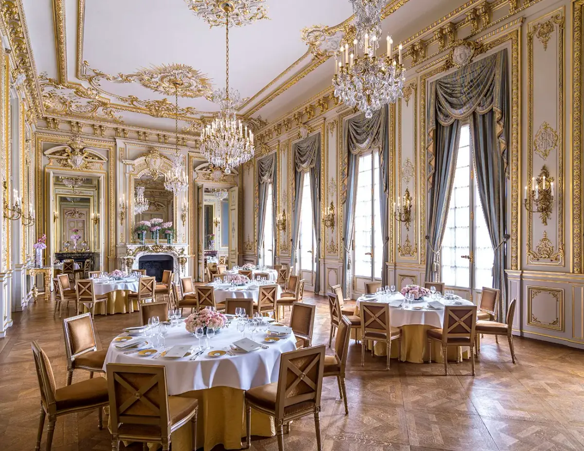 Shangri-La Paris wedding dinner on round tables in the Grand Salon