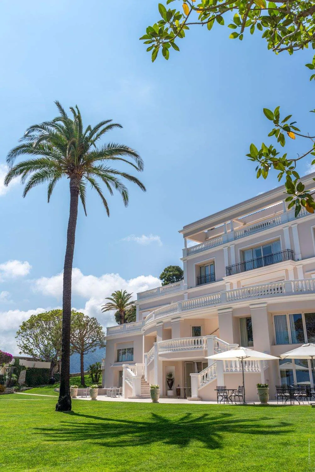 Cap Estel wedding ceremony lawn and gardens